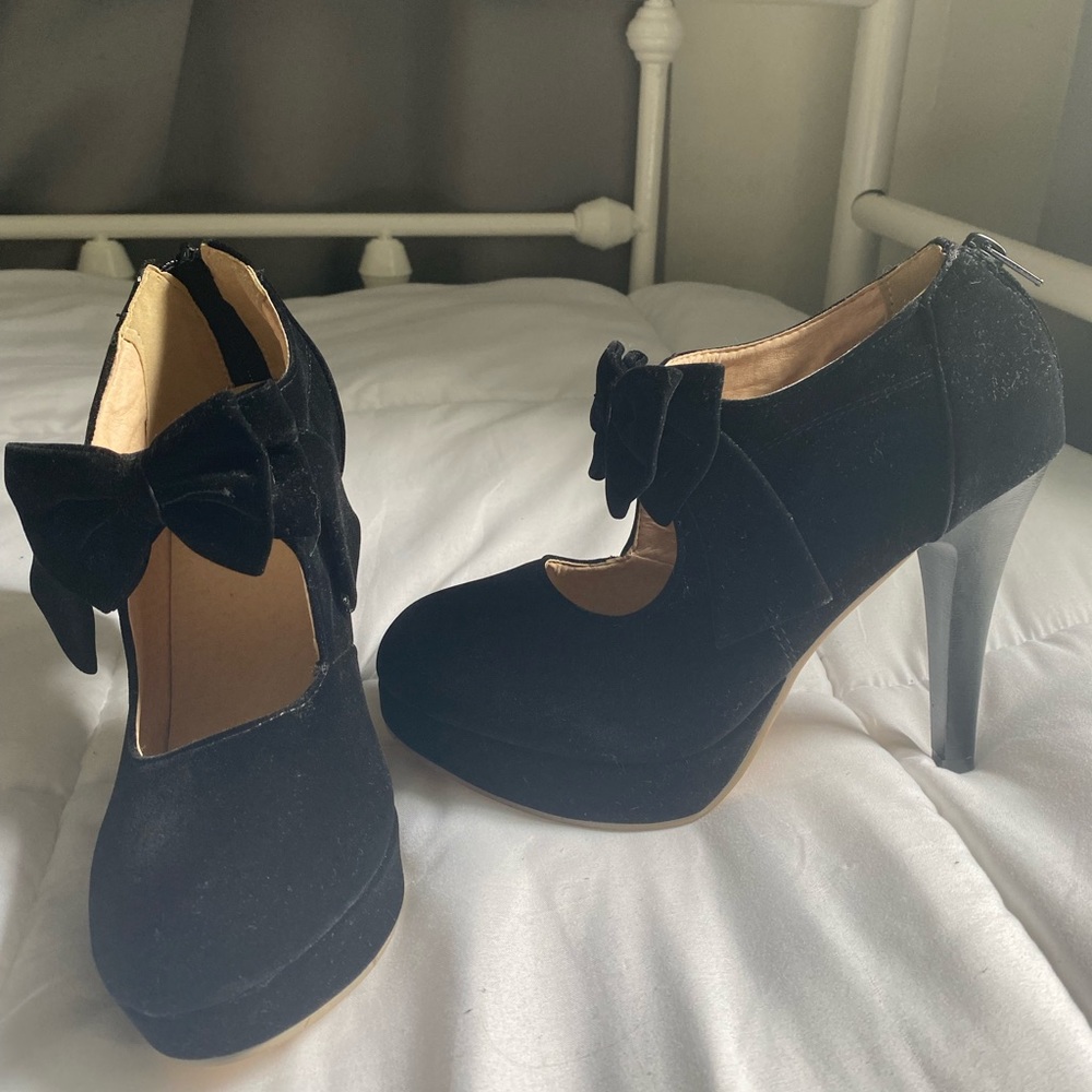 Velvet bow heels